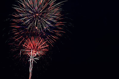 夜空中五彩缤纷的烟花图片下载