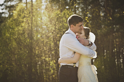 森林里相爱的夫妻图片下载