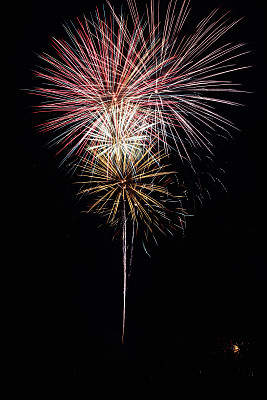 夜空中五彩缤纷的烟花图片下载