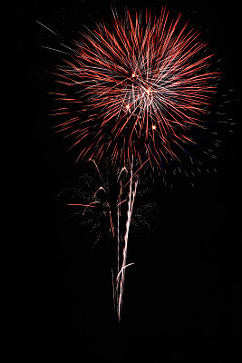 夜空中五彩缤纷的烟花图片下载