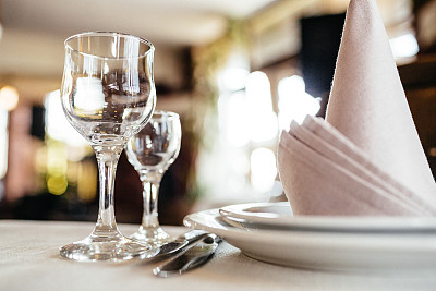 杯子、餐巾和餐具的照片放在桌上图片下载