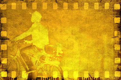 一个骑着自行车的年轻勤杂工的画面。图片下载