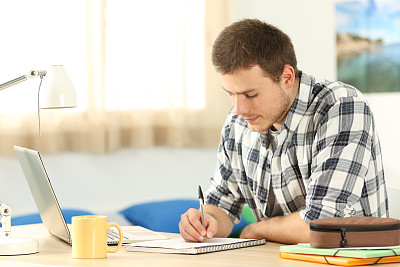 学生在书桌上做作业素材图片