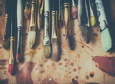 画家在调色板上的画笔图片下载