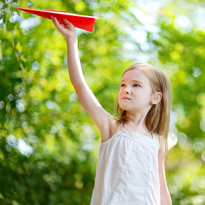 可爱的小女孩拿着纸飞机图片下载