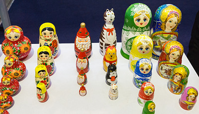 五颜六色的俄罗斯套娃图片下载