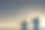 夕阳下三个摄影师的剪影，一个在庆祝。图片下载
