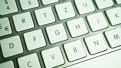 金属键盘与白键图片下载