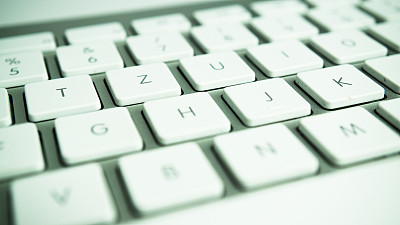 金属键盘与白键图片下载