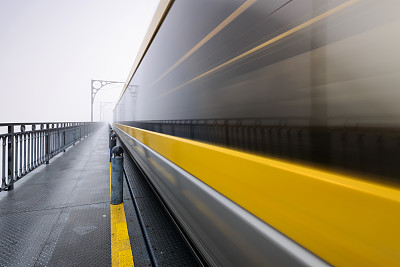 地铁车厢在多姆路易斯桥在波尔图市。图片下载