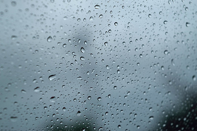 雨滴落在玻璃上图片下载