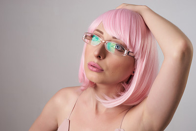 特写肖像的美丽时装模特粉红色的头发颜色。刘海发型。美容。图片下载