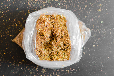 黑色背景上的烟草塑料袋图片下载