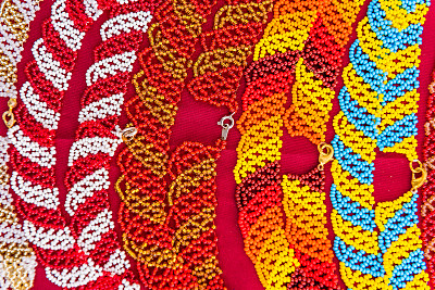 近距离拍摄用传统乌克兰玻璃珠制成的红色项链或手镯图片下载