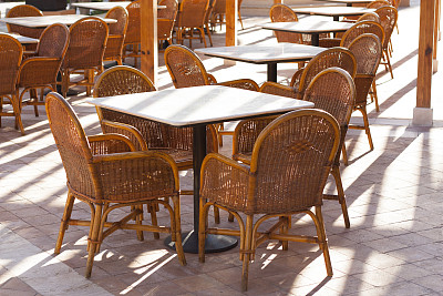 户外餐厅的木桌照片图片下载