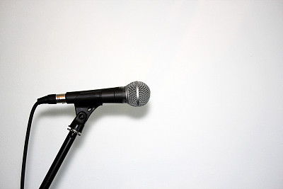 麦克风站白色背景与复制空间图片下载