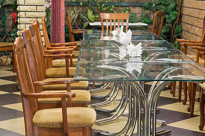 一个旧餐厅的内部和旧木椅。图片下载