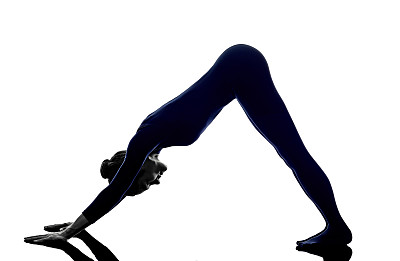 女人锻炼Adho Mukha Svanasana向下面对狗姿势y图片下载