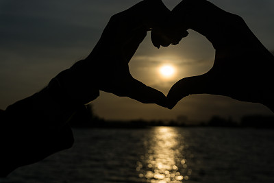 日出时手形的心图片下载