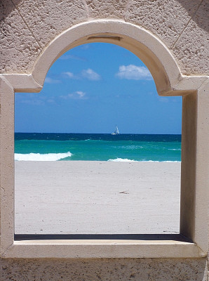 通过木板路窗口的海景图片下载