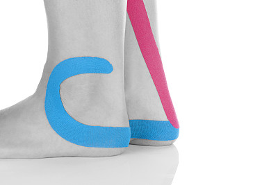 女性踝关节治疗胶带。图片下载