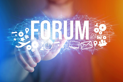 概念的人持有未来的界面与论坛标题和多媒体图标飞在周围-互联网概念图片下载