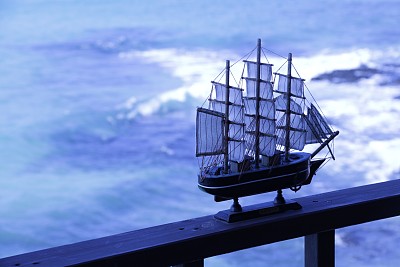 模型船和海滩图片下载