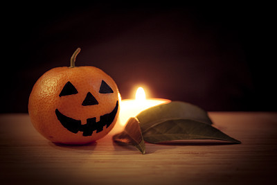 橘红色-带有蜡烛和叶子的杰克灯笼图片下载