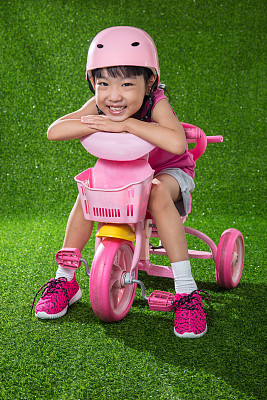 亚洲华人小女孩骑自行车图片下载