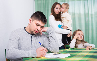 家里孩子吵架的家庭图片下载