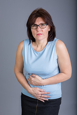 胃痛的女人图片下载