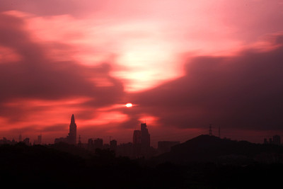 神秘的红色和黑色日落在深圳，中国图片下载