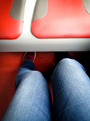 双脚和膝盖消失图片下载