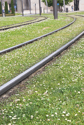 西班牙毕尔巴鄂，春天，铁轨在绿色草坪上弯曲图片下载