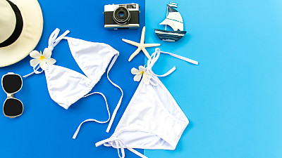 夏季时尚女性泳装比基尼。热带海洋。不寻常的俯视图，彩色的背景。夏天的概念。图片下载