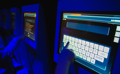 用手指触摸触摸屏上的注册概念图片下载