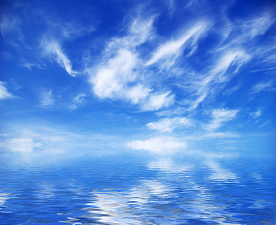 夕阳下的天空背景。自然成分。图片下载