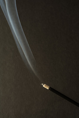 在黑暗的背景上燃烧着烟熏香图片下载