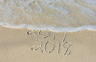 2018年新年在海滨沙和水图片下载