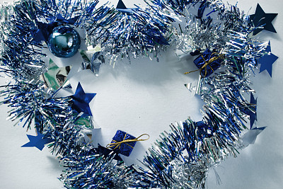 圣诞花圈白色照片。蓝色的毛绒花环与金杉树玩具。图片下载