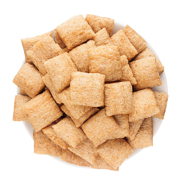 金垫玉米片在白色碗孤立，俯视图。谷物。图片下载