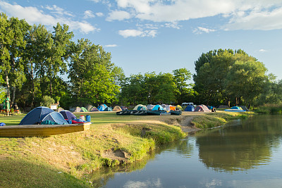河边有帐篷的露营区图片下载
