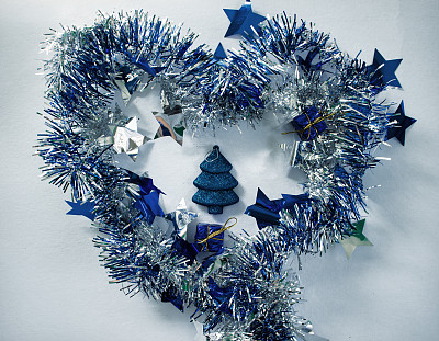 圣诞花圈白色照片。蓝色的毛绒花环与金杉树玩具。图片下载