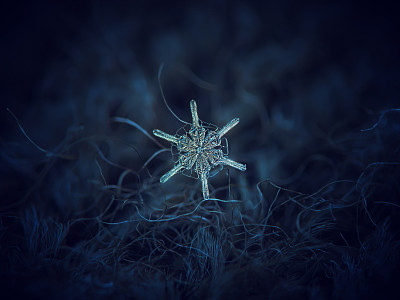 雪花在深蓝色纹理的背景上闪闪发光素材图片