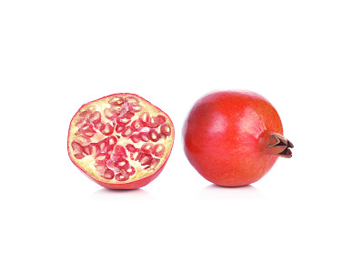 成熟的石榴果实，半孤立在白色背景上图片下载