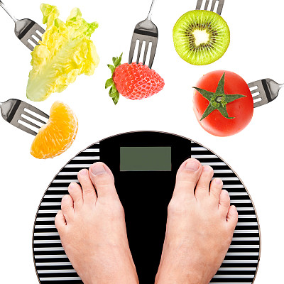 体重秤上的脚，水果和蔬菜图片下载