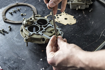 用专用工具修理机器零件的过程图片下载