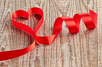 木制背景上的红丝带图片下载