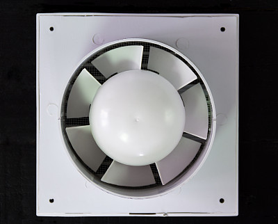 浴室墙上的电动排气扇。特写镜头图片下载