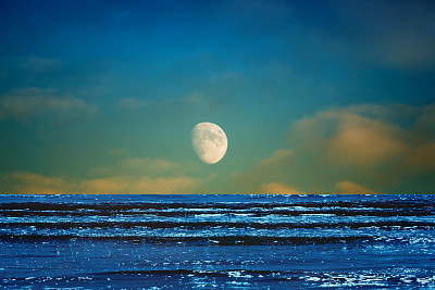 海景和月球天空图片下载